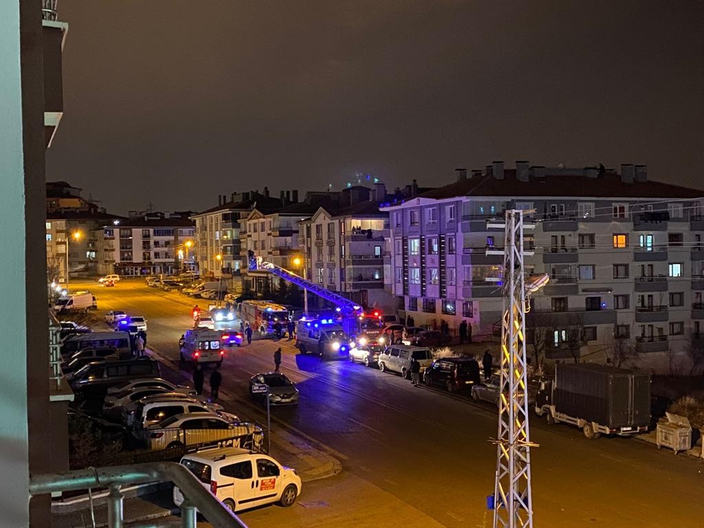 Ankara’da hırsızlık şüphelisi evine gelen polis ekiplerinden kaçmak isterken apartman boşluğuna sıkıştı #ankara