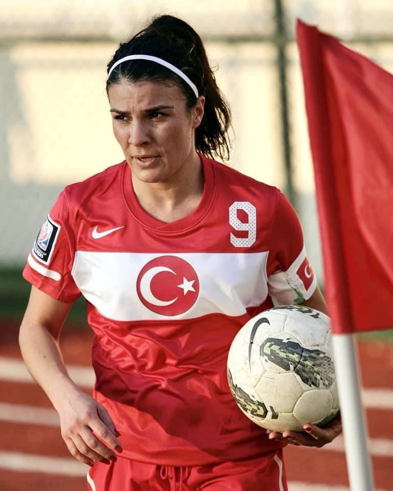 Avrupa’nın en iyi Türk kadın futbolcusu Denizli’ye geliyor #denizli