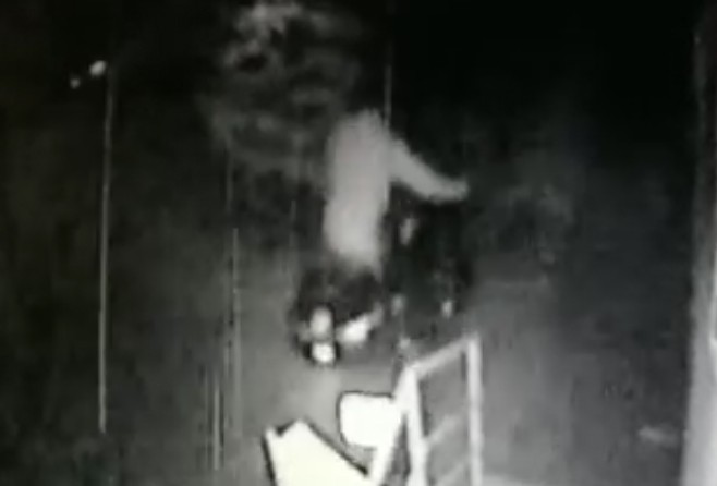 Apartmanın bahçesinden motosiklet çalan hırsızlar kameraya yakalandı