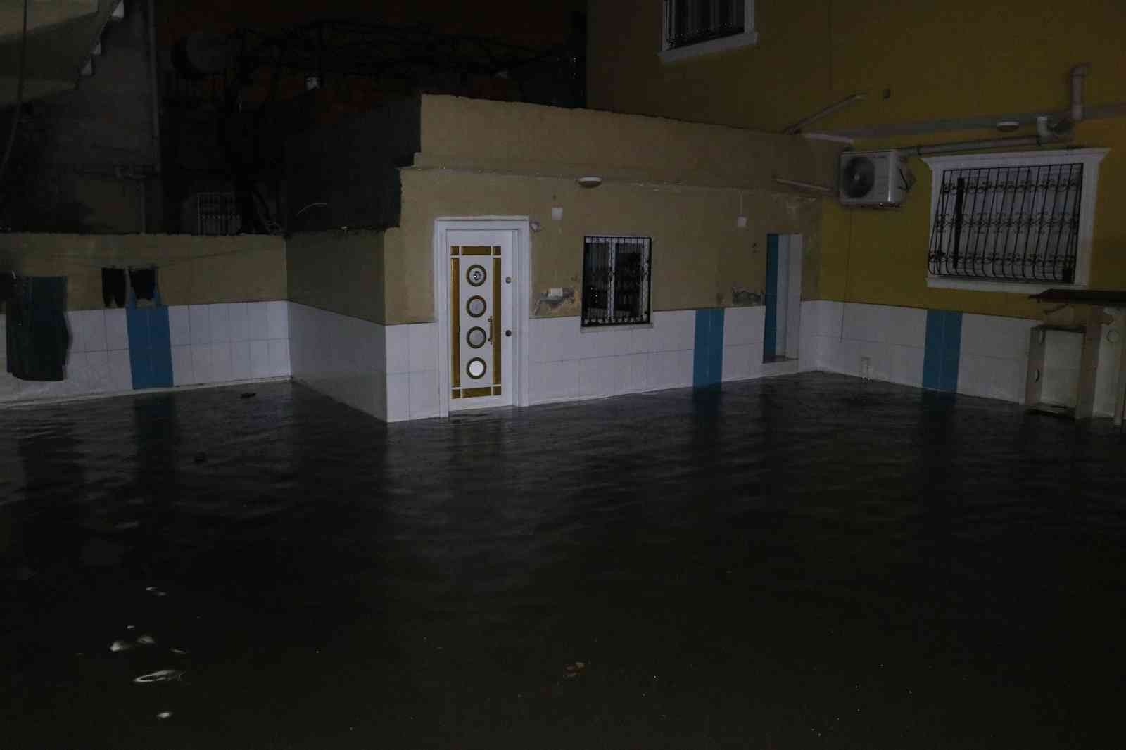 Sağanak yağış nedeniyle evi su bastı, itfaiye suyu tahliye etti #adana