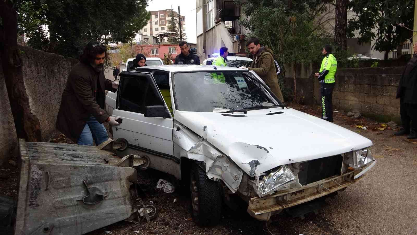 Dur ihtarına uymadı, polis aracına çarpıp kaçtı #adana