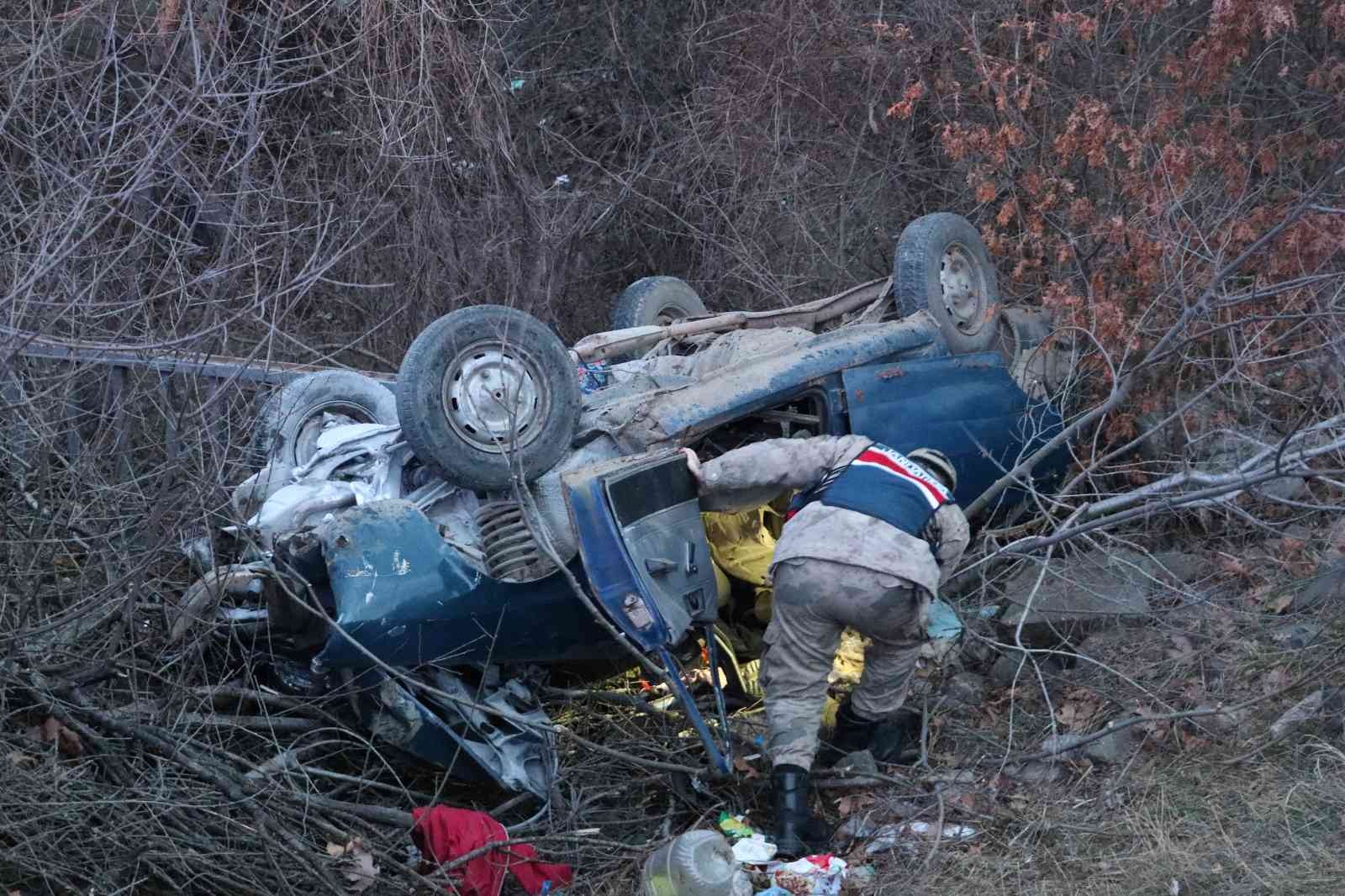 Otomobil köprüden dere yatağına uçtu: Karı-koca hayatını kaybetti #amasya
