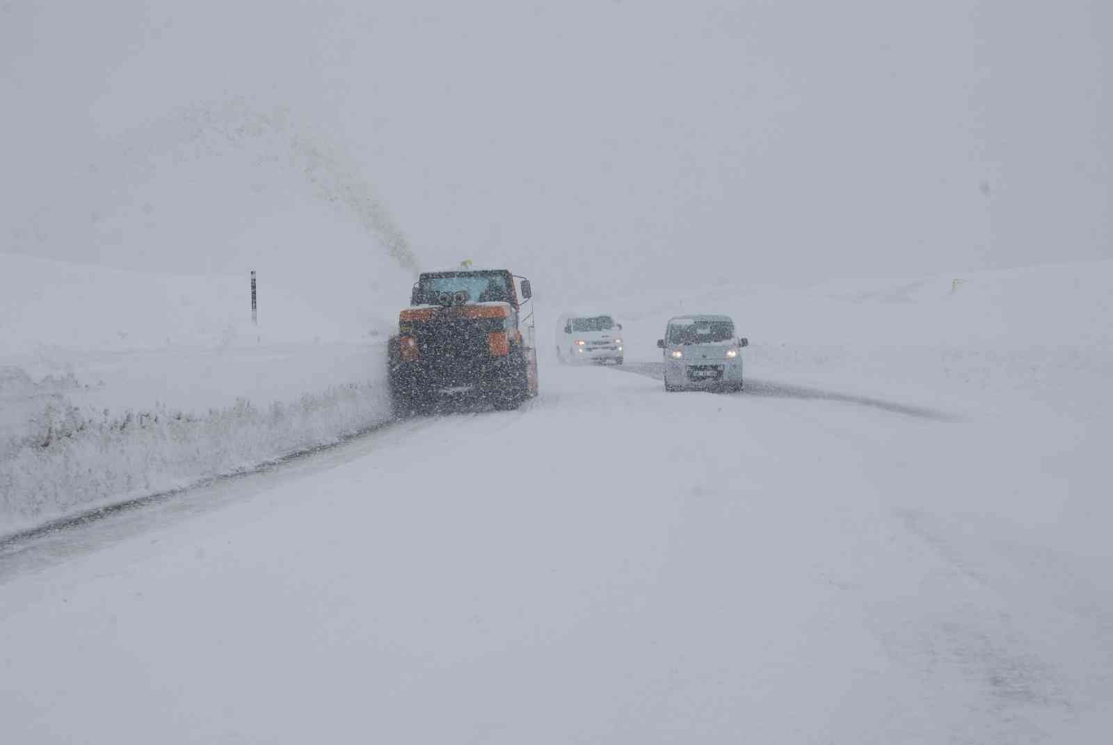 Antalya-Konya karayolunda kar kalınlığı 50 santimetreye ulaştı #antalya