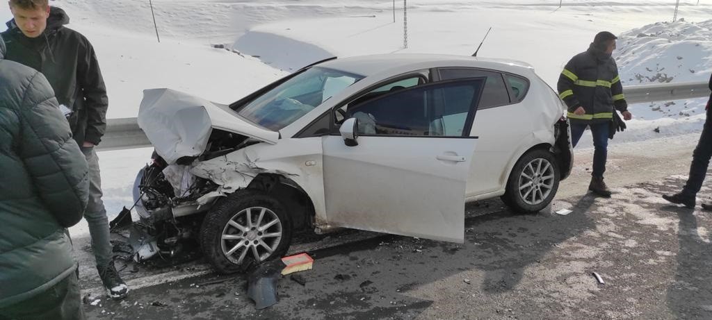 Otomobil ile minibüs çarpıştı: 2 yaralı #ardahan