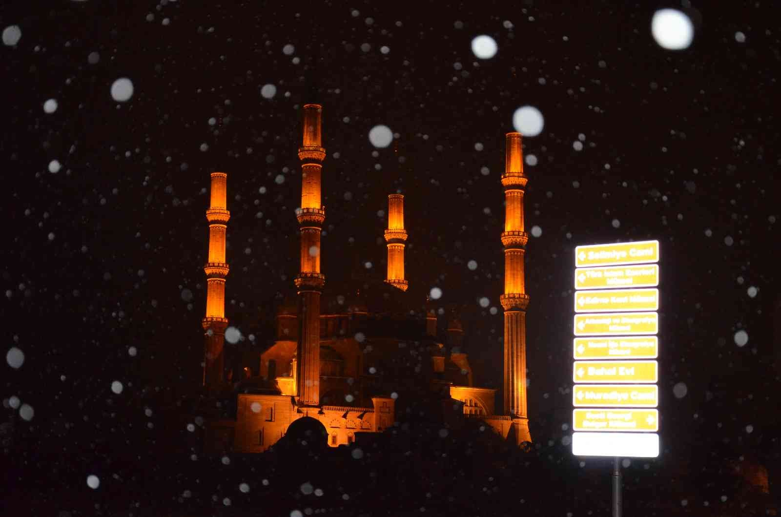 Kar yağışı etkisini artırıyor #edirne