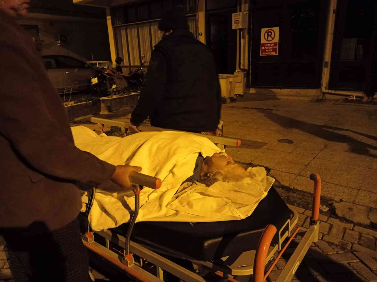 80 yaşındaki hasta sokaklarda sedyeyle taşındı #izmir