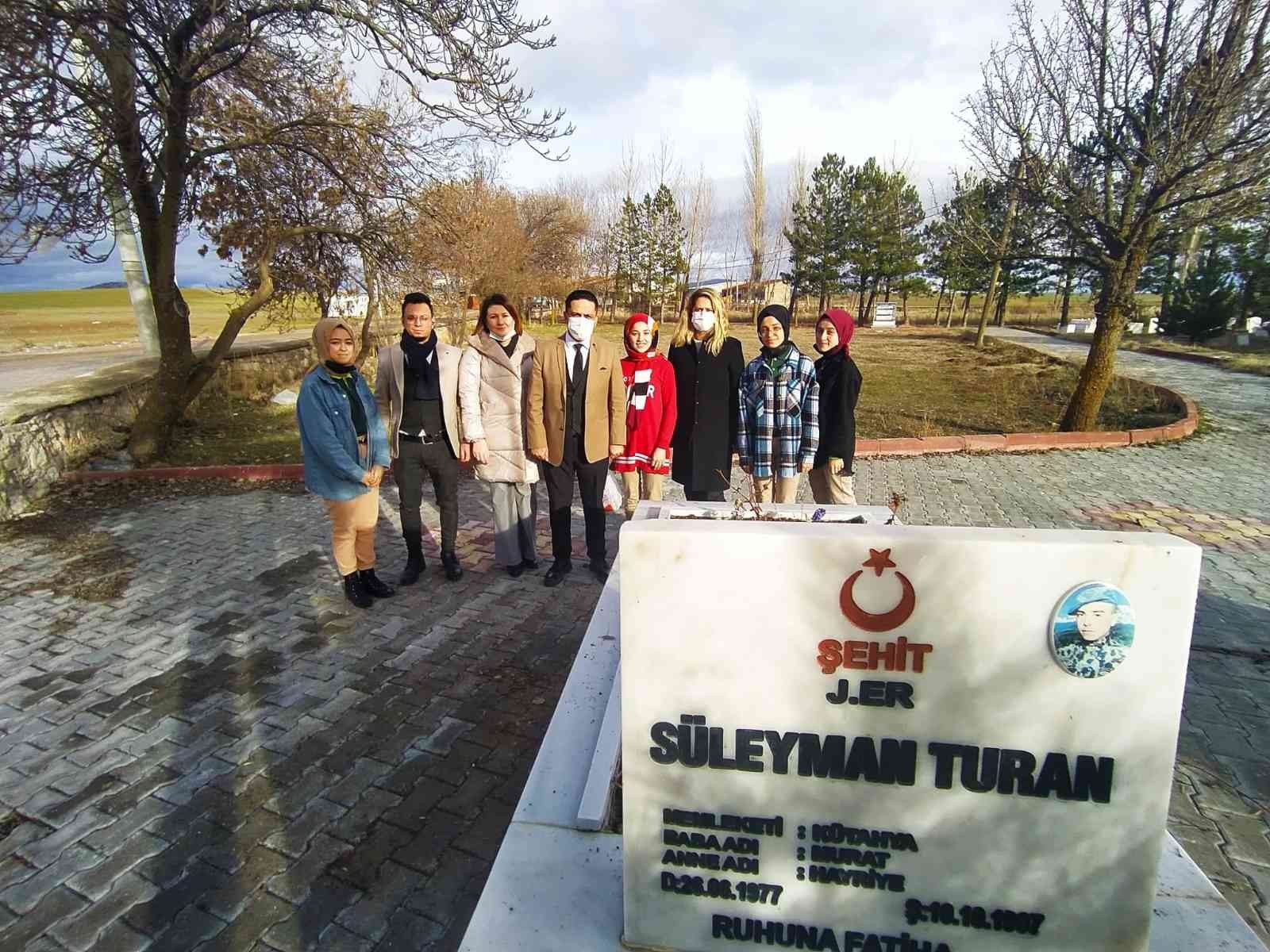 Lise öğrencilerinden şehit annesine ziyaret #kutahya
