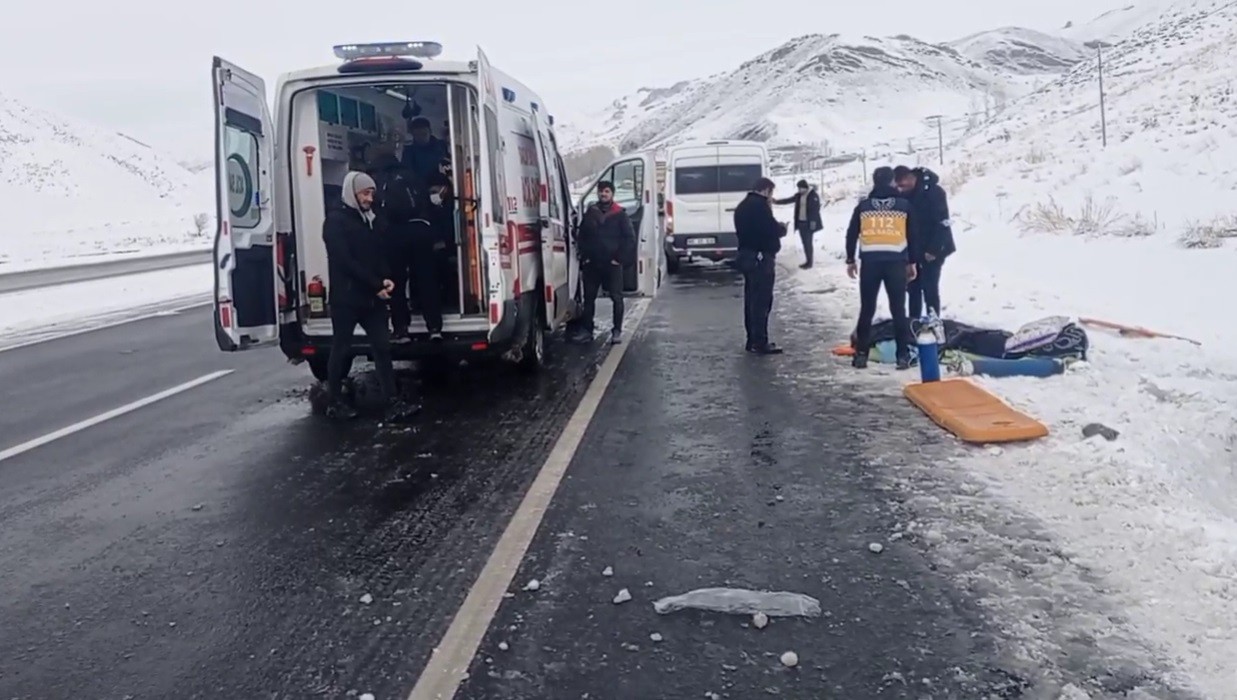 Evde bakım hizmeti alan kadını hastaneye götüren ambulans şarampole yuvarlandı: 1 ölü, 4 yaralı #van