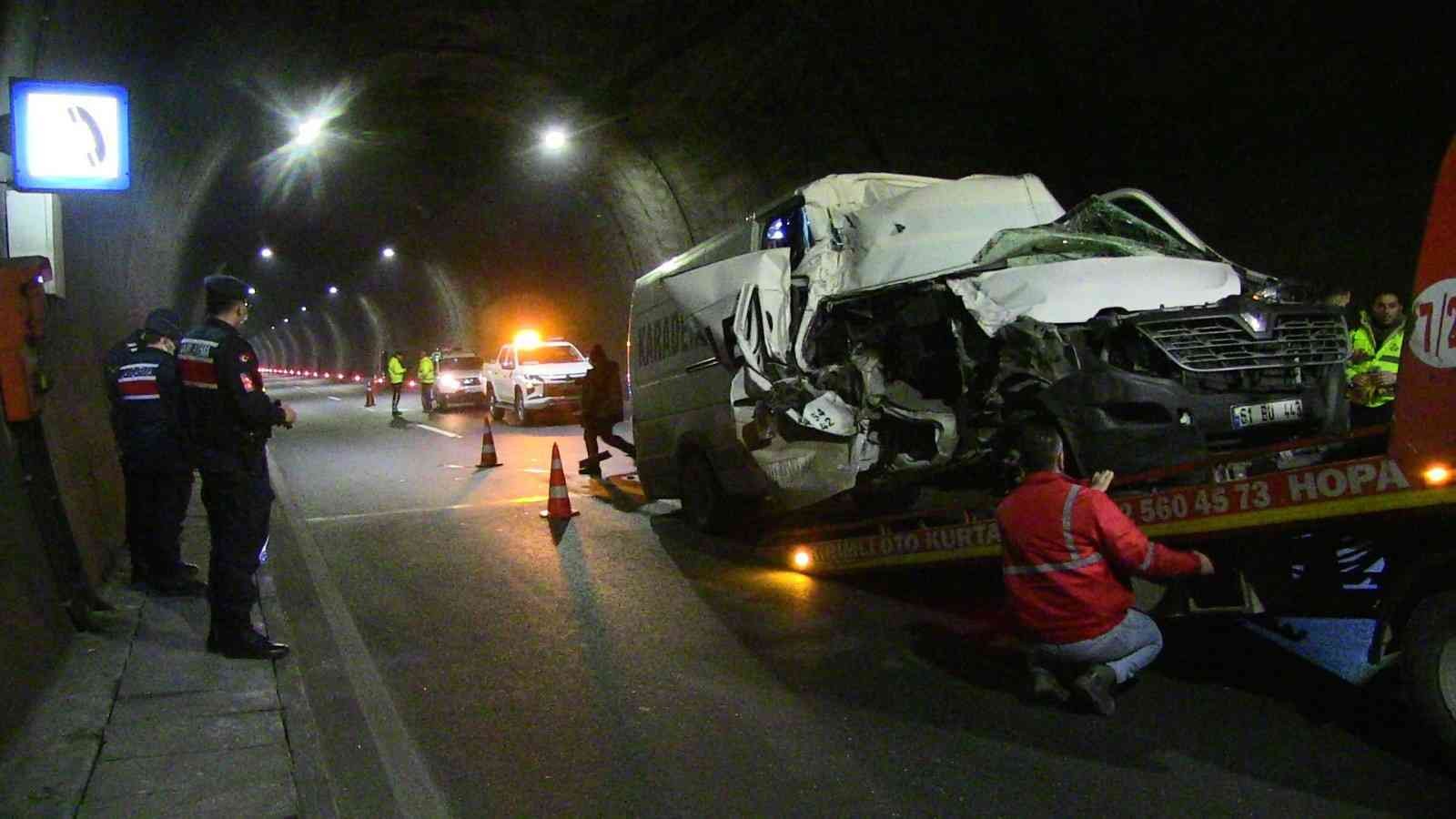 Artvin’de tüneldeki kazada hurdaya dönen araçtan sağ kurtuldu #artvin