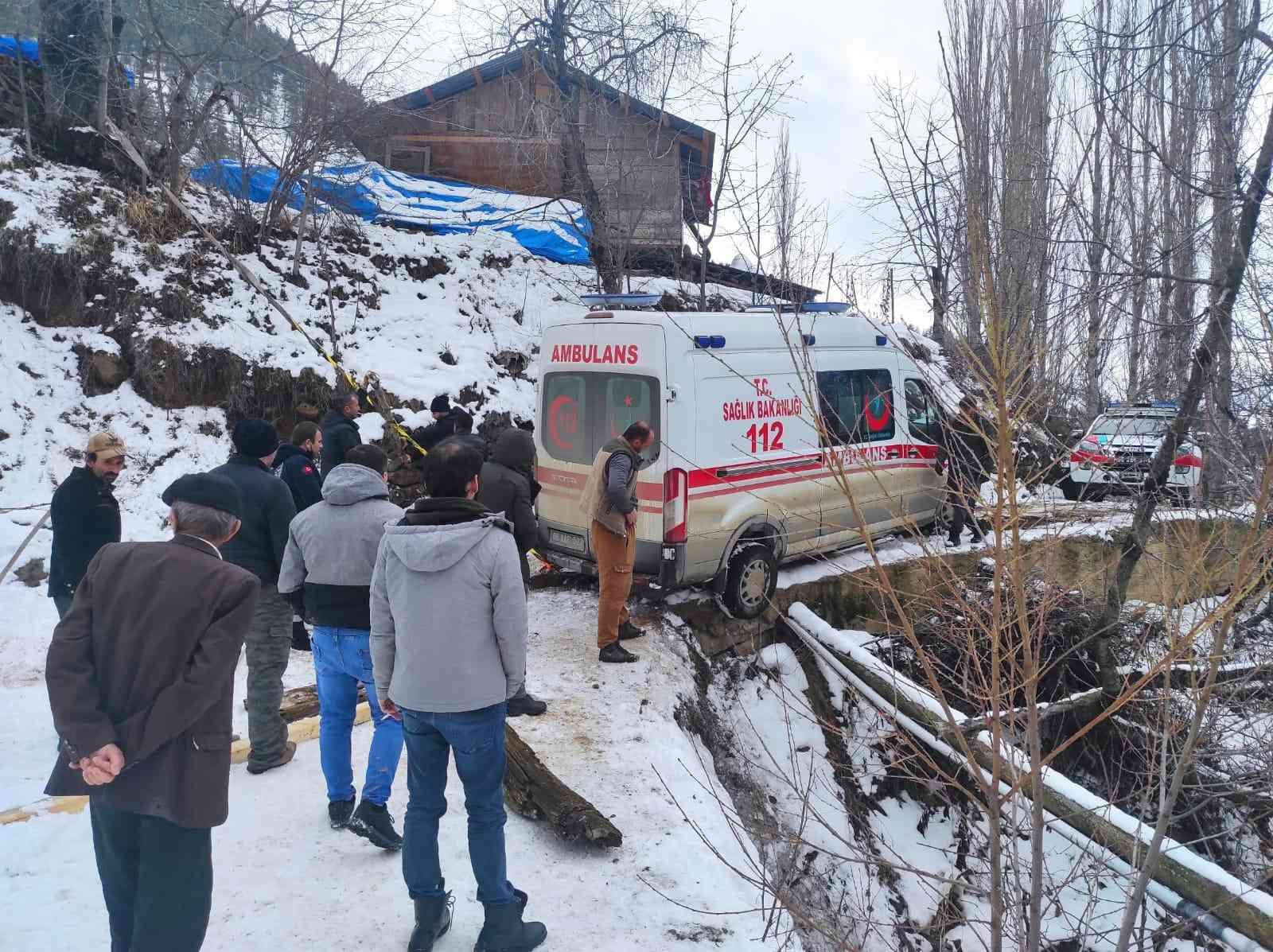 Hasta almaya giden ambulans karlı köprüde kayınca yardımına köylüler yetişti #artvin