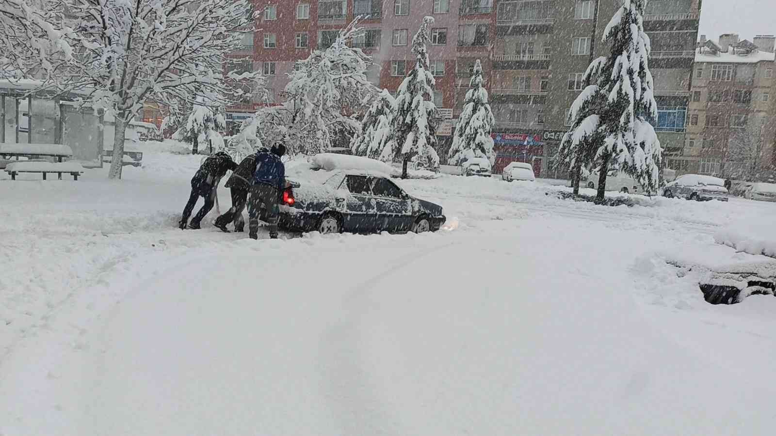 Konya’da kar yağışı hayatı olumsuz etkiliyor