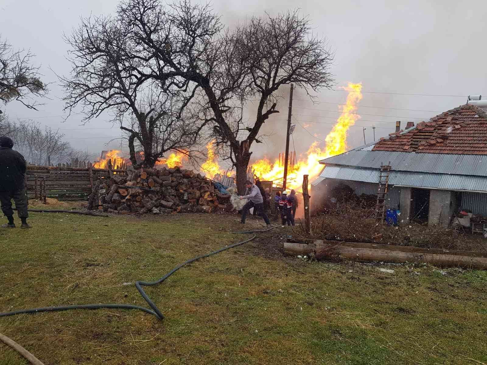 Kastamonu’da 2 ev ile bir ahırın yandığı yangın kontrol altına alındı #kastamonu