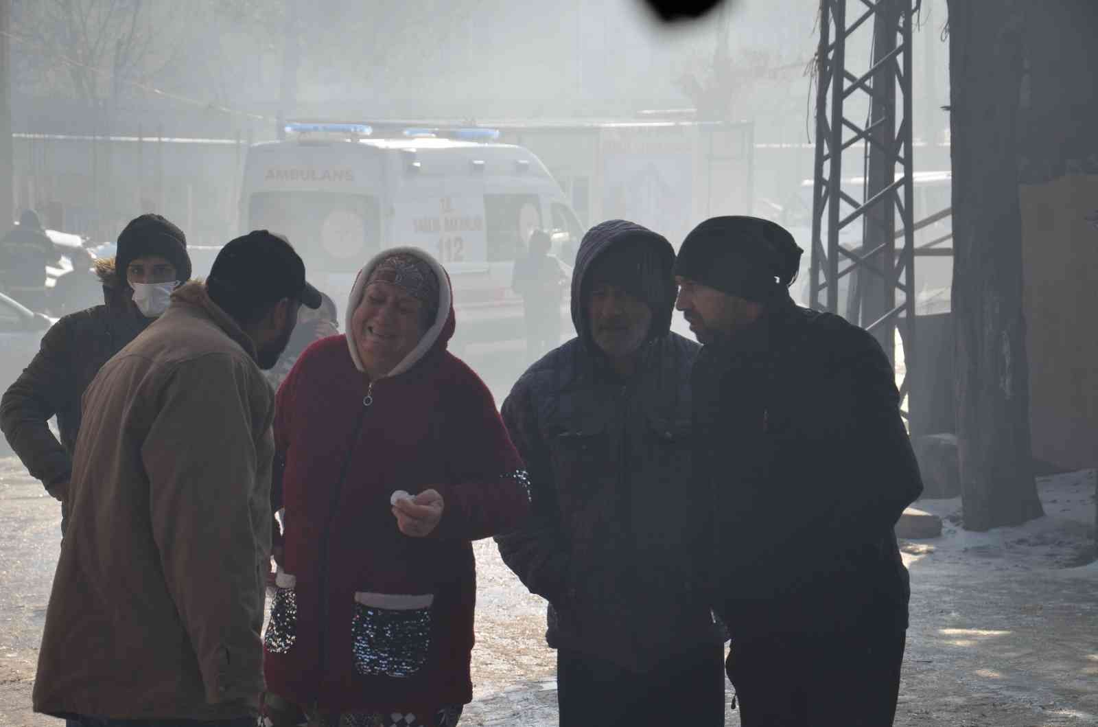 Korku dolu anların yaşandığı yangında 4 ev küle döndü #edirne