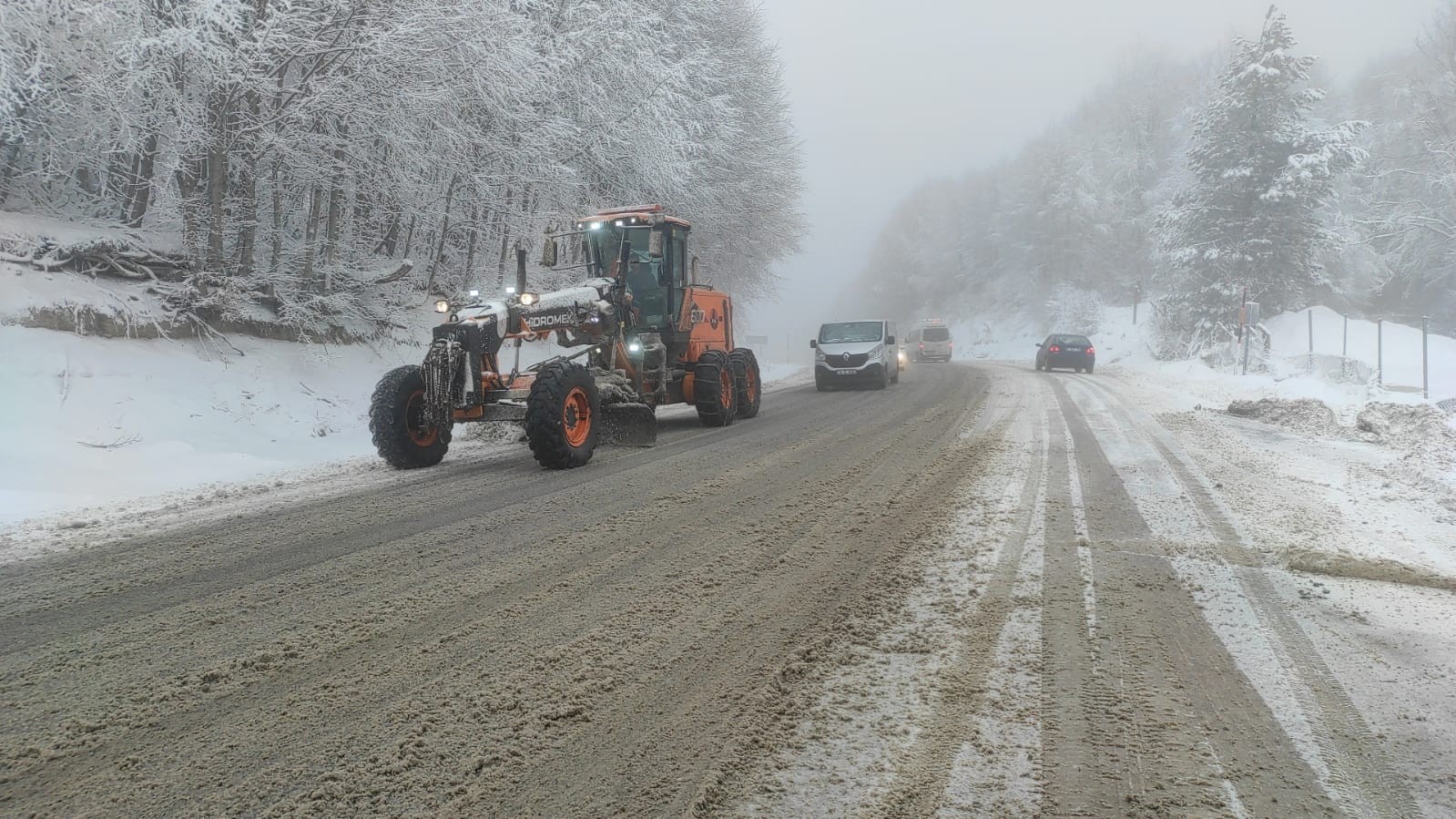 Kütahya Domaniç’te kar, sürücülere zor anlar yaşatıyor #kutahya