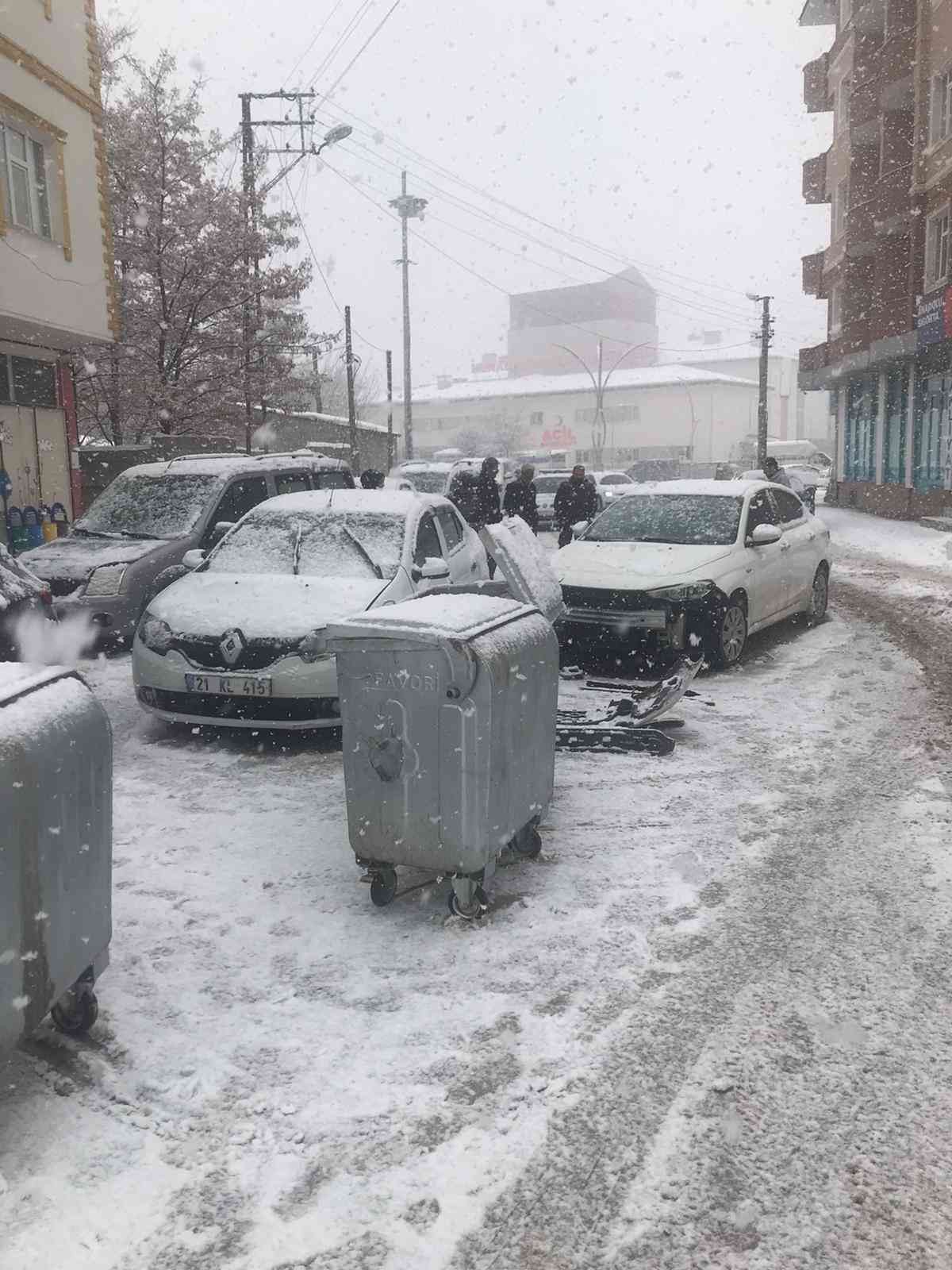 Yoğun kar yağışı beraberinde kazayı getirdi #van