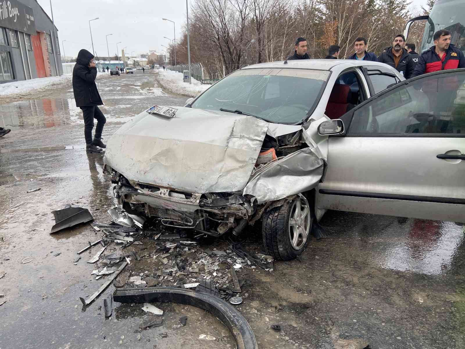 Ağrı’da hasta taşıyan araç kaza yaptı: 2 yaralı #agri