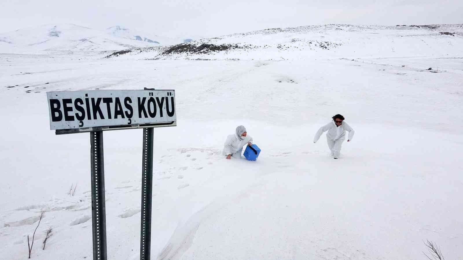 Ardahan’da sağlıkçılar kar, tipi ve fırtınaya rağmen köy köy gezip aşılama yapıyor #ardahan