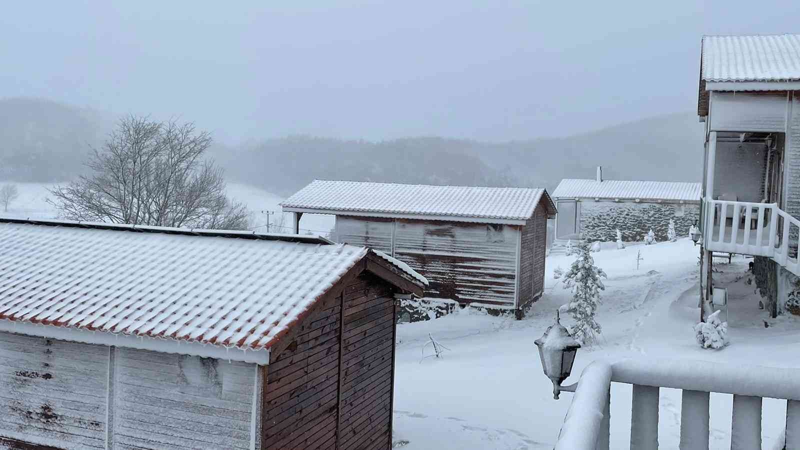 İznik’in yüksek kesimlerinde kar yağışı etkisini sürdürüyor #bursa