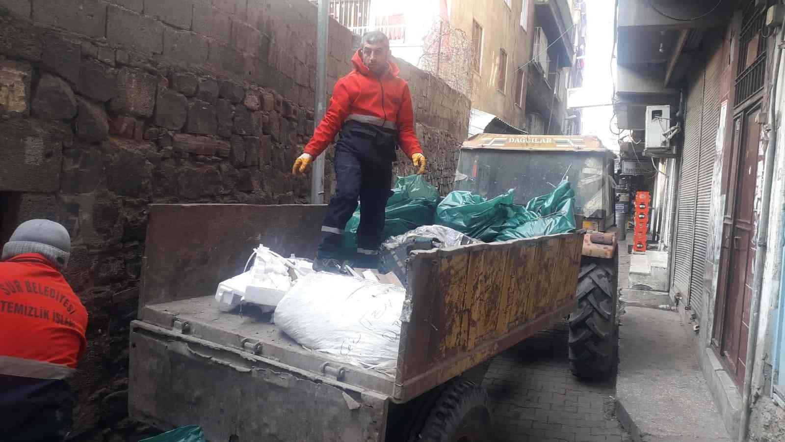 Diyarbakır’da temizlenen evin avlusundan bir römork dolusu çöp çıktı