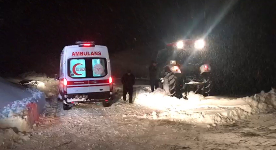 Ekipler kardan yolu kapanan mezrada rahatsızlanan 2 aylık bebek için seferber oldu #erzincan