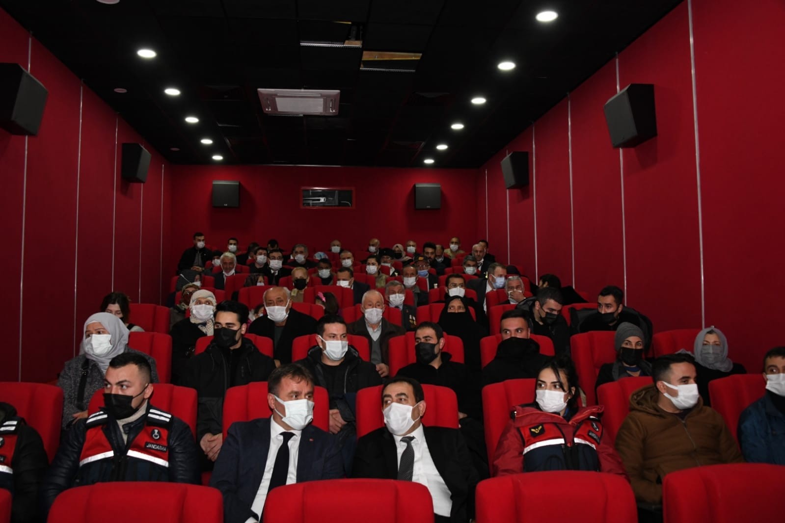 Vali Taşbilek ‘Kesişme; İyi Ki Varsın Eren’ filmini şehit aileleri ve gazilerle birlikte izledi #gumushane