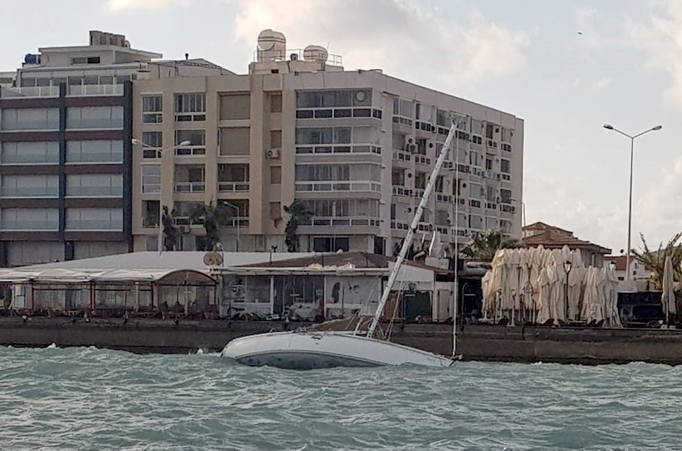 İzmir’de fırtına etkili oluyor: Çeşme’de yan yatan tekne karaya vurdu, bir tekne battı