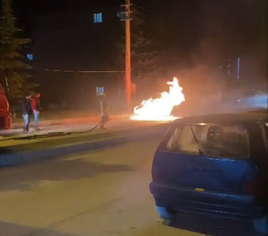 Otomobil alev alev yandı, sürücü son anda kurtuldu #kutahya