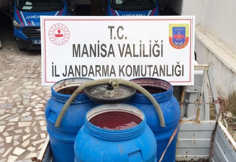 Aynı mahallede 3 adreste 500 litre kaçak şarap ele geçirildi