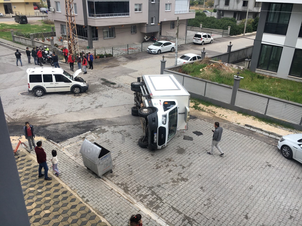 Araçla çarpışan kamyonet devrildi, sürücüler yara almadan kurtuldu #mersin