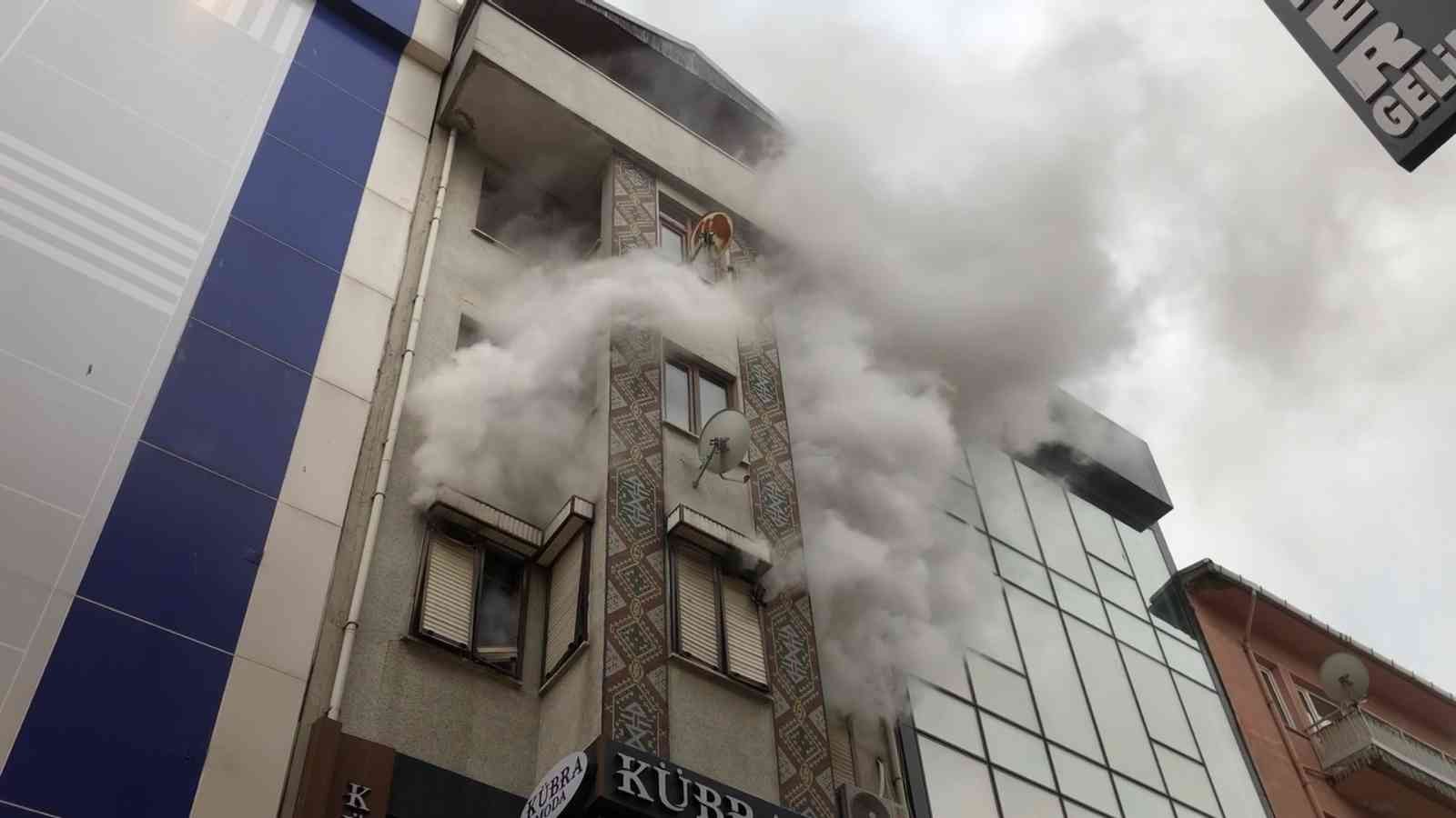 Karşı binadaki yangına aldırış etmeden sıva yapmaya devam ettiler #istanbul