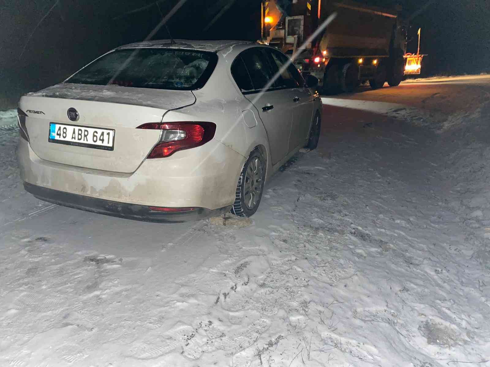 Karla kaplı yolda mahsur kalan 4 kişilik aile jandarma tarafından kurtarıldı
