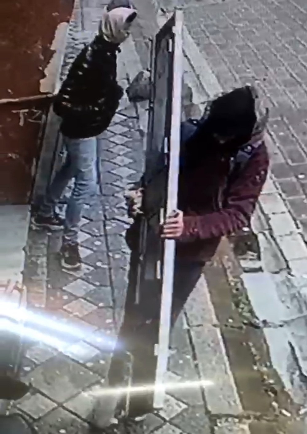 Zeytinburnu’nda binanın dış kapısını çalan hırsızlar kamerada #istanbul