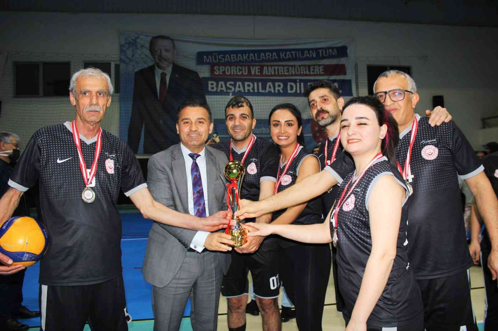 Voleybol turnuvasında Adana Çocuk Evleri Sitesi şampiyon oldu #adana