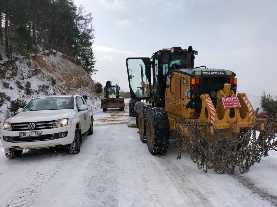 Havran Belediyesi Fen İşleri Ekipleri karlı yollarda tuzlama çalışmalarını aralıksız sürdürüyor #balikesir