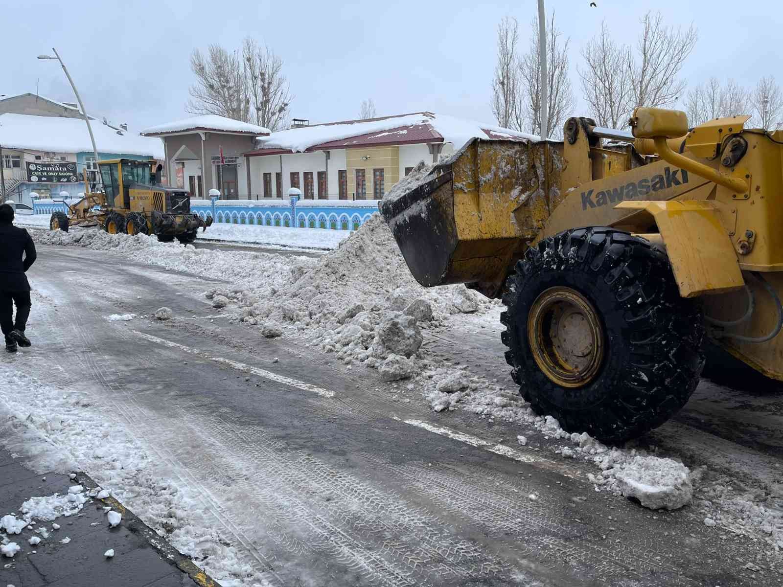 Eleşkirt Belediyesi ekipleri karla mücadele çalışması yaptı #agri