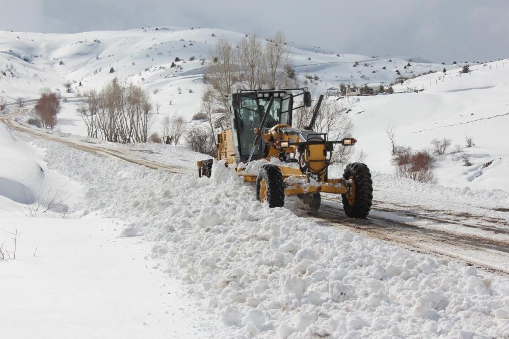 Erzincan’da kardan 67 köy yolu ulaşıma kapandı #erzincan