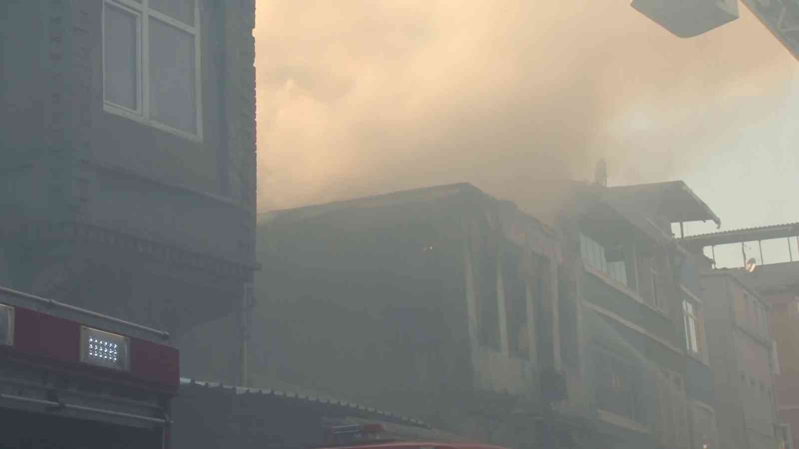 Fatih’te yangın nedeniyle bir kişinin camdan atladığı anlar kamerada #istanbul