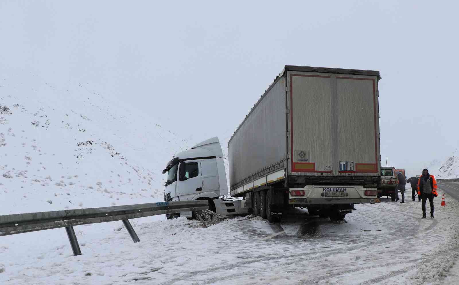 Kar ve buzlanma tır sürücülerinin çilesi oldu #erzincan