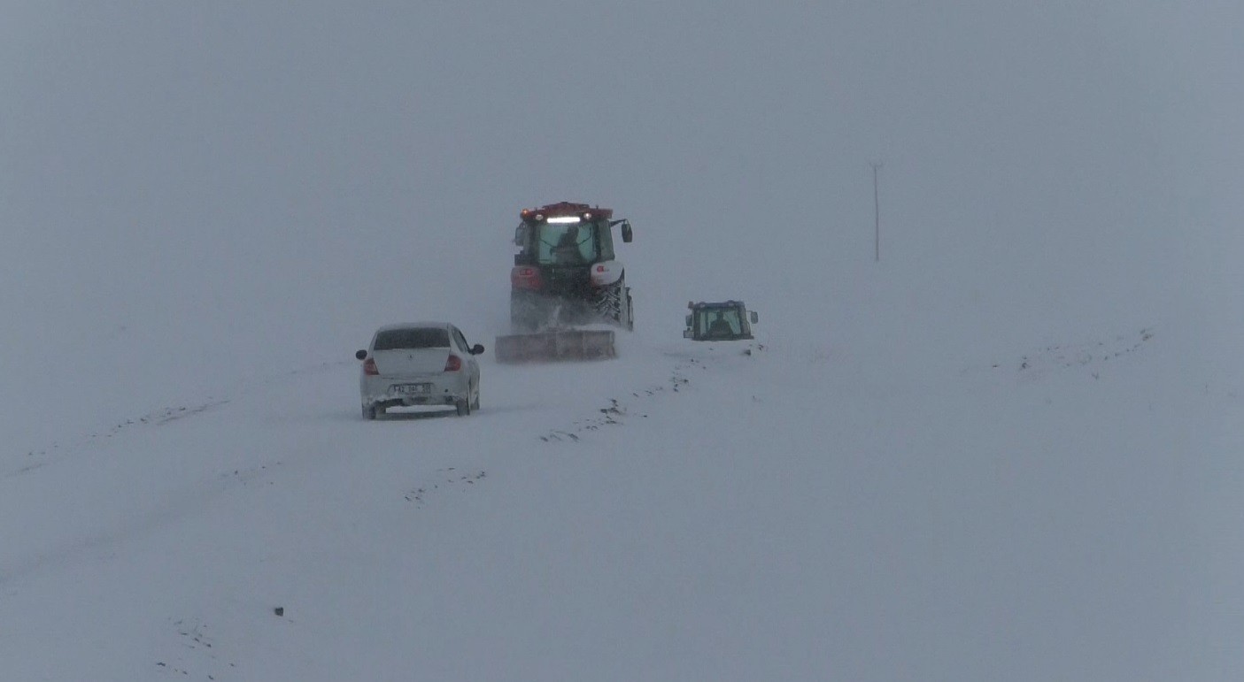 Kars’ta tipide mahsur kalan öğretmenler kurtarıldı #kars