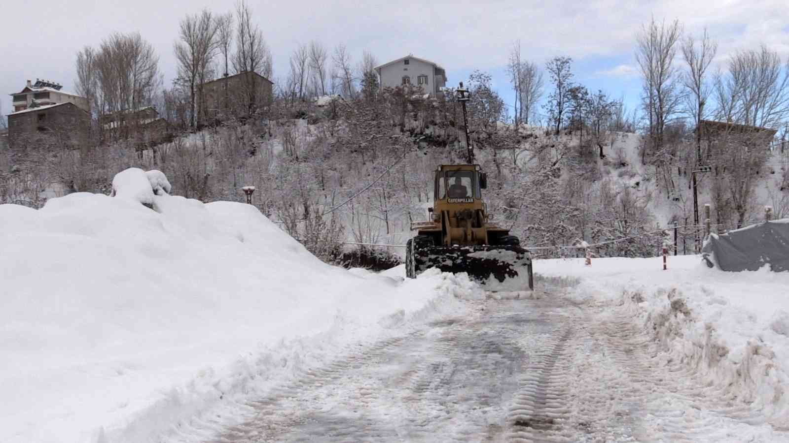 Muş’ta kar yağışı nedeniyle 109 köy yolu ulaşıma kapandı #mus