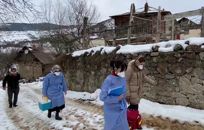 Sağlık ekipleri karlı havaya rağmen vatandaşların aşılarını evlerinde yapıyor #ordu