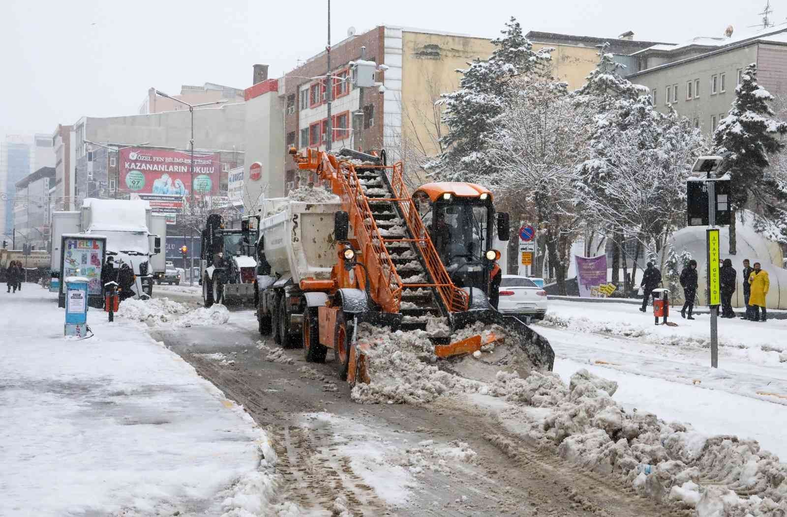 Van Büyükşeheir Belediyesinden karla mücadele çalışması #van