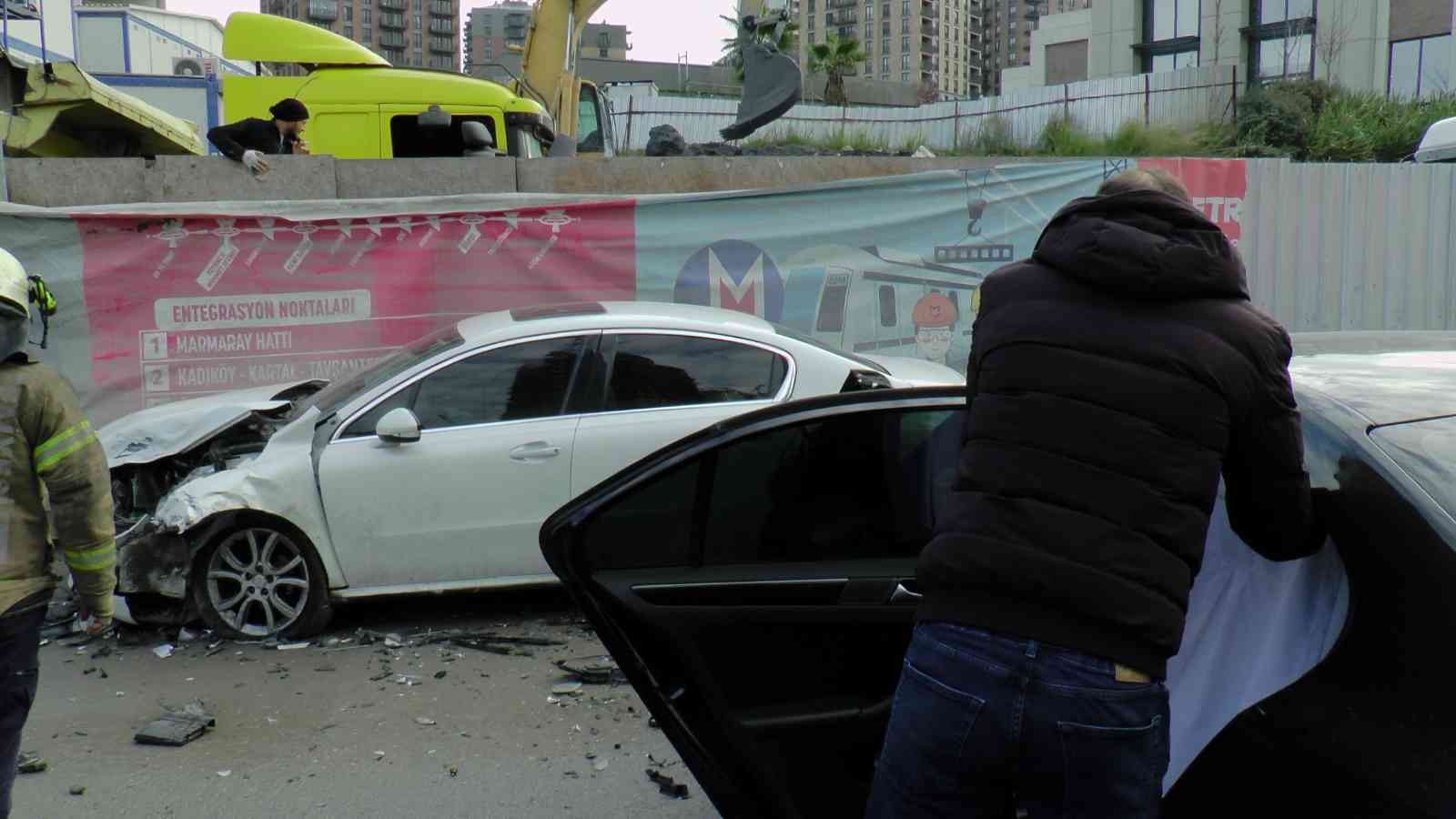 Ümraniye’de yol çalışması kazaya sebebiyet verdi, 4 kişi yaralandı #istanbul