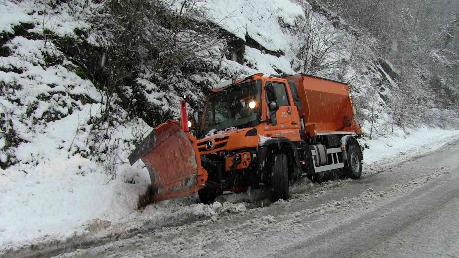 Artvin’de kar yağışı nedeniyle Hopa-Borçka karayolu trafiğe kapandı