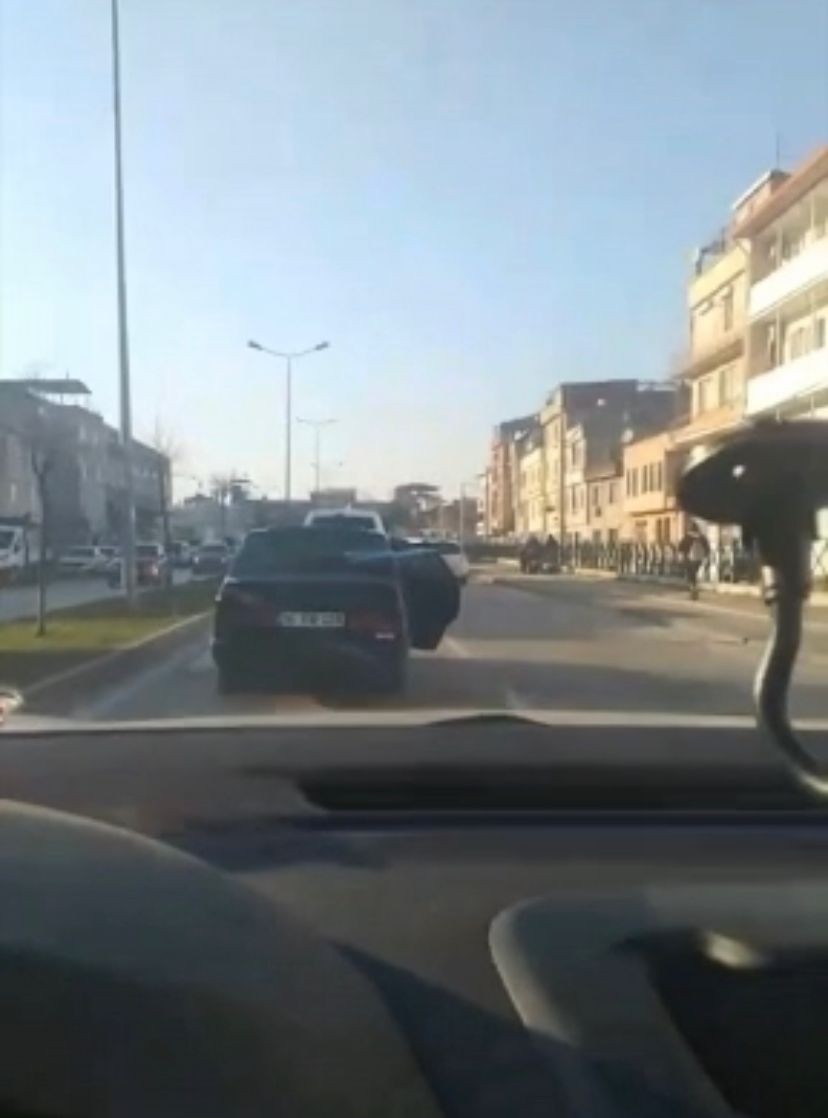 Bursa’da trafikte bantlı şekilde kapısı açık otomobili görenler gözlerine inanamadı #bursa