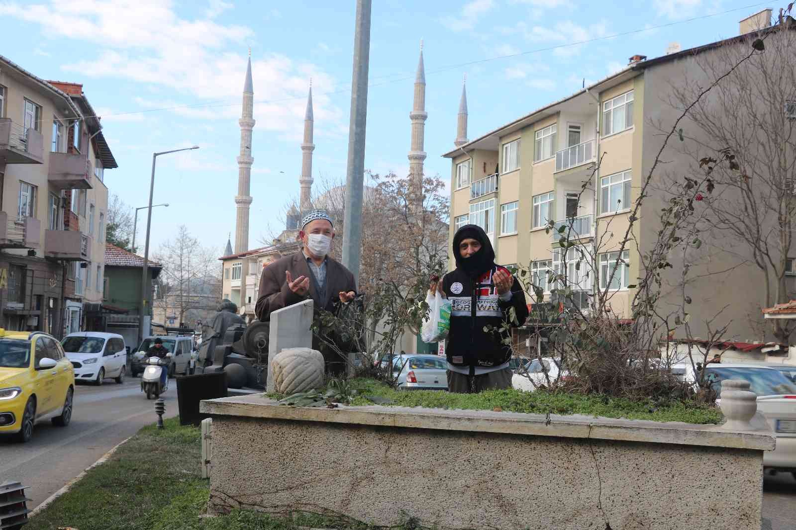 Edirne’de şaşırtan görüntü, cadde ortasındaki mezarlar dikkat çekiyor #edirne