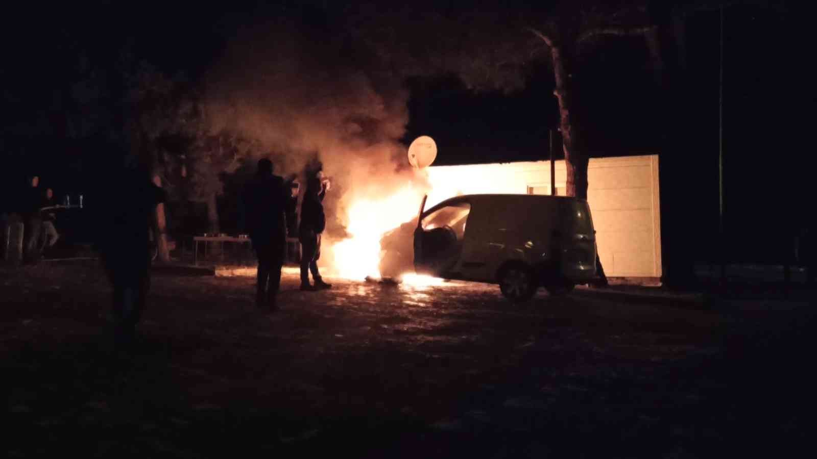 Park halindeki araç yandı #edirne