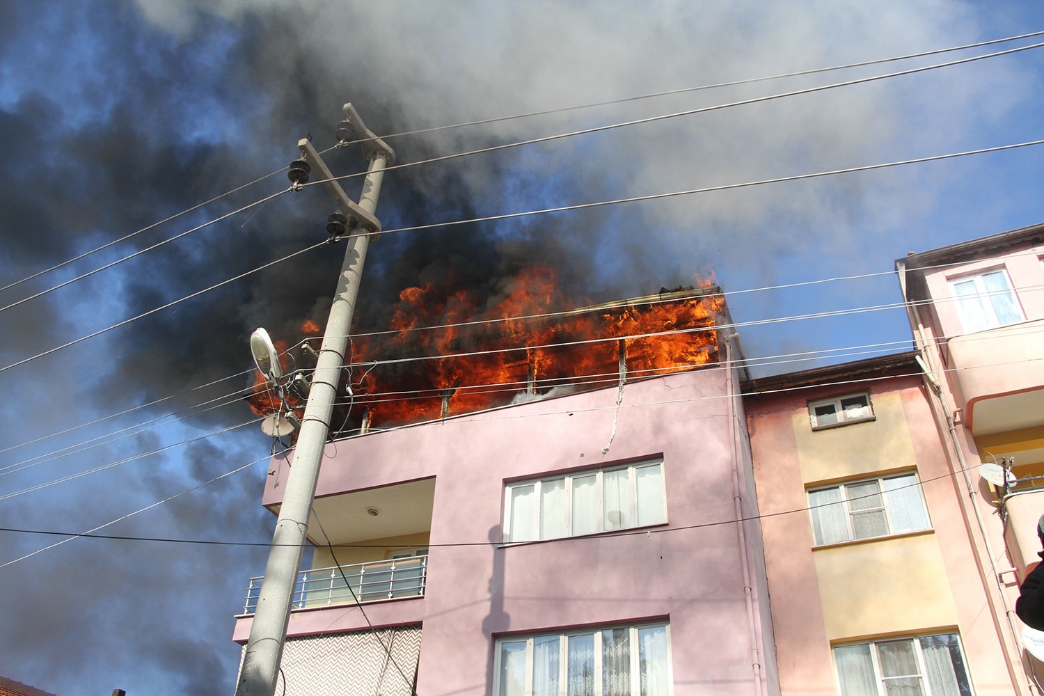 Manisa’da görev yapan uzman çavuş, ev yangınında hayatını kaybetti #manisa