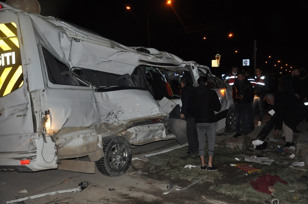 Mardin’de iki servis aracı zincirleme kazaya karıştı: 2’si ağır 11 yaralı