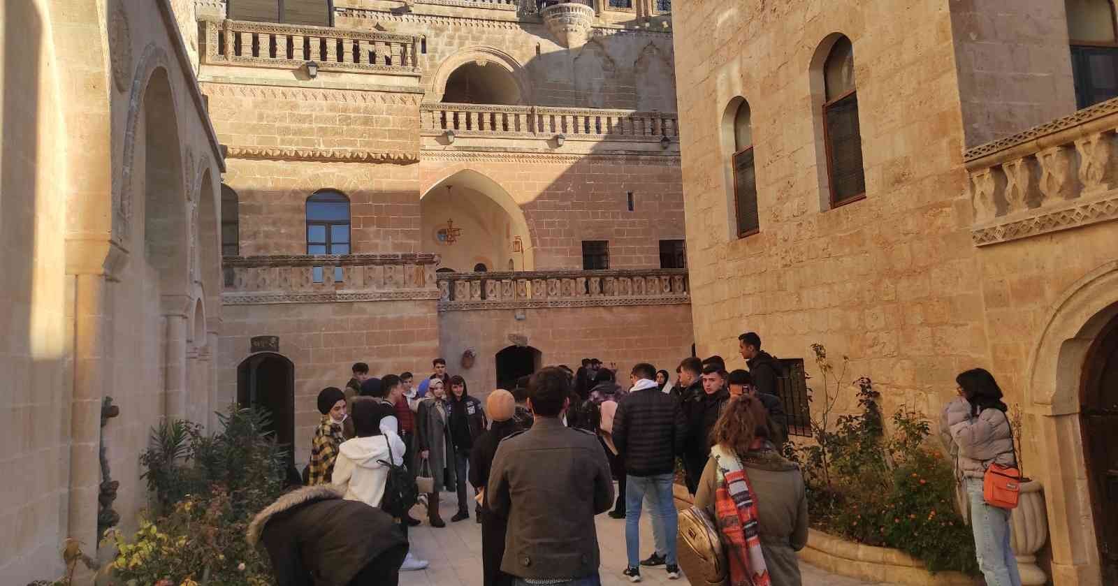 Tarihi Midyat konuk evine ziyaretçi akını #mardin